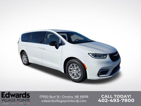 New 2026 Chrysler Pacifica Select image 1