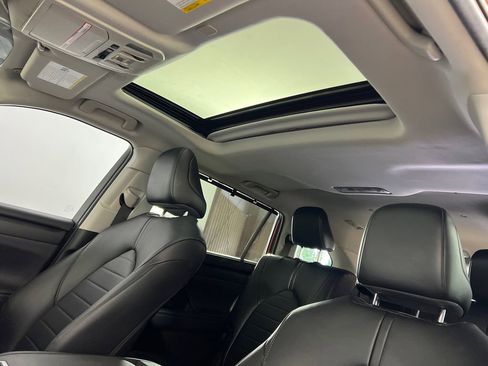 Used 2023 Toyota Highlander XLE FWD image 2