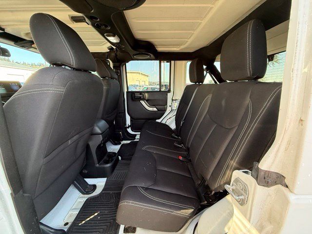 Used 2014 Jeep Wrangler Unlimited Sahara w/ Connectivity Group AWD/4WD image 12