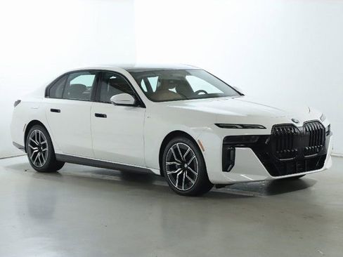 Used 2025 BMW 740i xDrive image 9