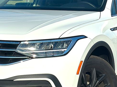 Used 2024 Volkswagen Tiguan SE w/ Panoramic Sunroof Package image 4