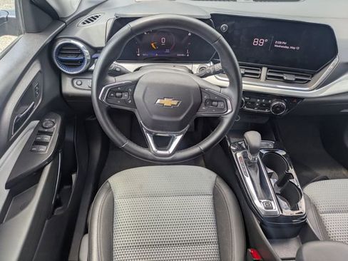 Used 2025 Chevrolet Trax LT w/ LT Convenience Package FWD image 15