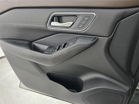 Used 2021 Nissan Rogue Platinum image 26