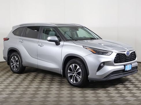 Used 2024 Toyota Highlander XLE AWD/4WD image 2
