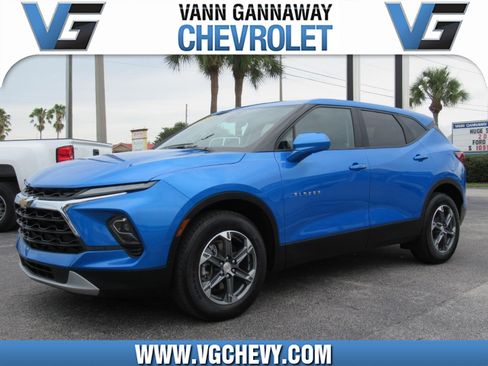 Used 2025 Chevrolet Blazer LT FWD image 1
