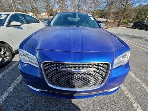 Used 2019 Chrysler 300 Touring w/ Chrome Appearance Package image 3