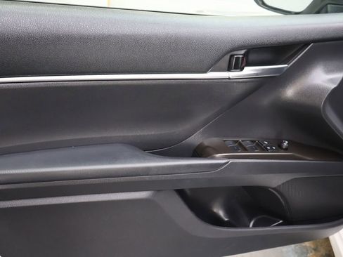 Used 2021 Toyota Camry SE image 16