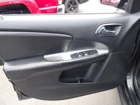 Used 2018 Dodge Journey SE image 21