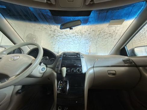 Used 2010 Toyota Sienna CE image 21