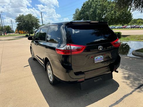 Used 2020 Toyota Sienna L image 8