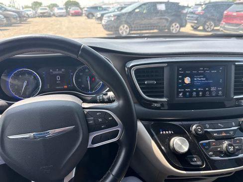Used 2018 Chrysler Pacifica Touring-L w/ Tire & Wheel Group FWD image 19
