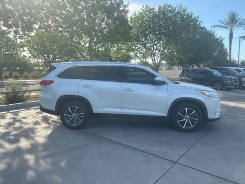 Used 2019 Toyota Highlander XLE image 3