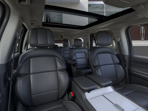 New 2026 Lincoln Navigator Reserve AWD/4WD image 11