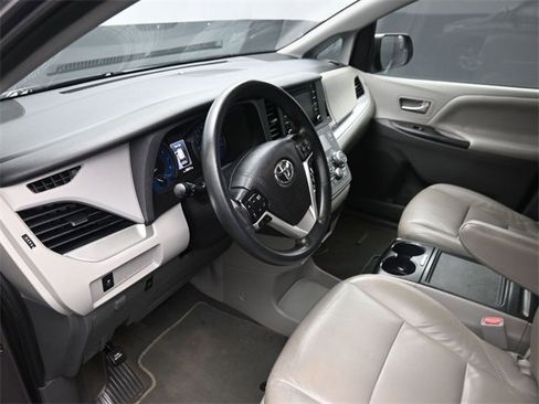 Used 2020 Toyota Sienna LE image 18