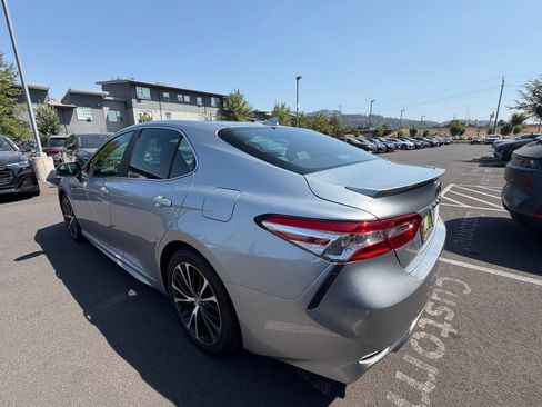 Used 2020 Toyota Camry SE FWD image 3