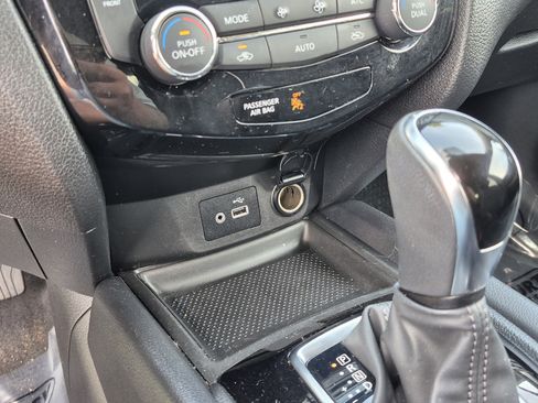 Used 2018 Nissan Rogue SV w/ Premium Package FWD image 29
