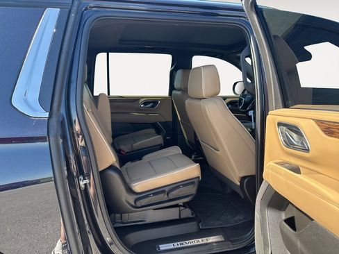 Used 2023 Chevrolet Suburban Premier AWD/4WD image 23