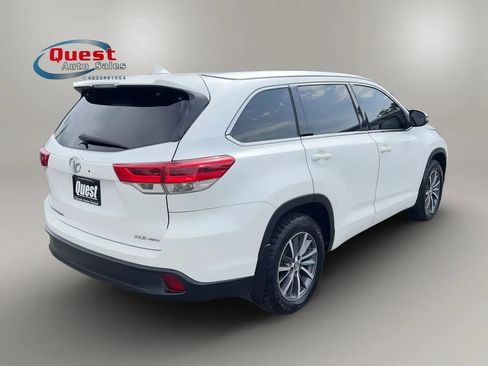 Used 2017 Toyota Highlander XLE AWD/4WD image 3