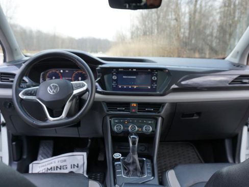 Used 2022 Volkswagen Taos SEL w/ Panoramic Sunroof Package image 19