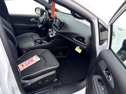 New 2026 Chrysler Pacifica Limited image 21