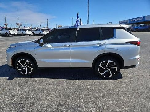 Used 2022 Mitsubishi Outlander SE image 3
