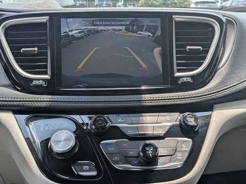 Used 2023 Chrysler Pacifica Touring-L FWD image 16