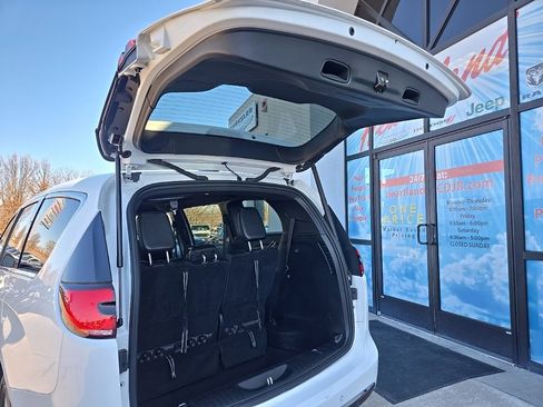 Used 2025 Chrysler Pacifica Select image 87