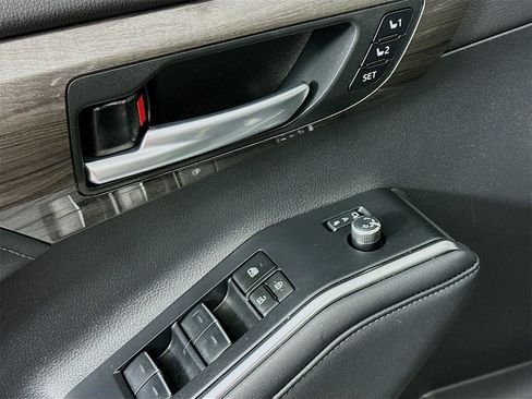 Used 2023 Toyota Highlander Platinum image 17