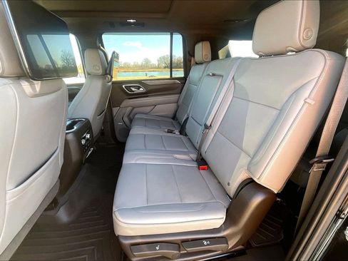 Used 2021 GMC Yukon XL SLT w/ Rear Media and Nav Package image 18