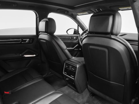 Certified 2023 Porsche Cayenne Turbo S AWD/4WD image 33