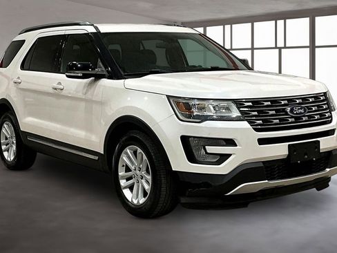 Used 2017 Ford Explorer XLT FWD image 10