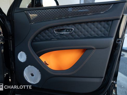 Used 2025 Bentley Bentayga image 30