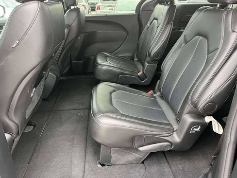 Used 2025 Chrysler Pacifica Select FWD image 6