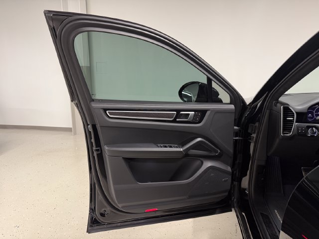 Certified 2023 Porsche Cayenne GTS AWD/4WD image 33