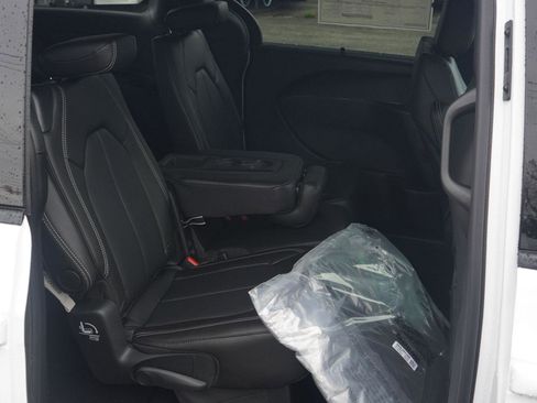 New 2026 Chrysler Pacifica Select w/ S Appearance Package image 30