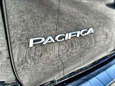 Used 2024 Chrysler Pacifica Touring-L FWD image 17