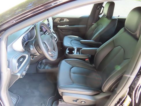 New 2027 Chrysler Pacifica Select w/ Family Tech Group AWD/4WD image 18