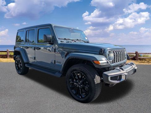 Used 2025 Jeep Wrangler Sahara image 10