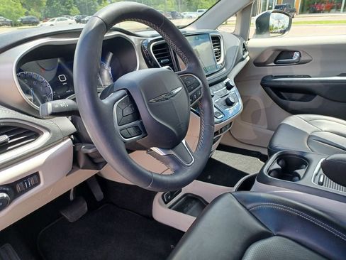 Used 2023 Chrysler Pacifica Touring-L w/ Uconnect Theater Family Group AWD/4WD image 15