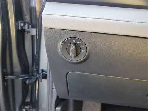 New 2024 Volkswagen Taos SE image 17