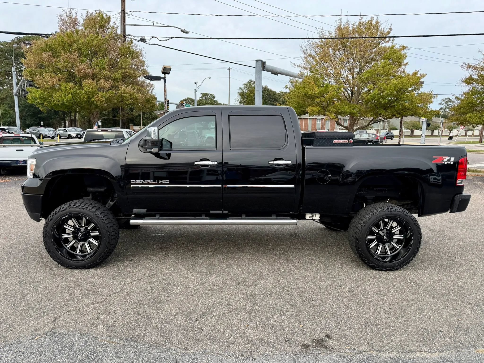 Used 2014 GMC Sierra 2500 Denali w/ Suspension Package, Off-Road AWD/4WD image 2