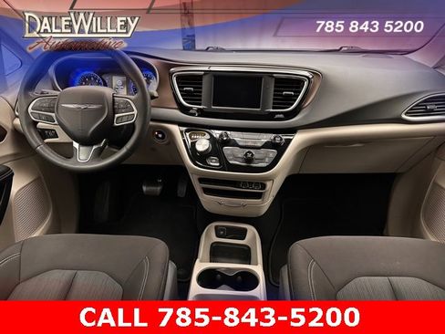 Used 2022 Chrysler Voyager LX image 7