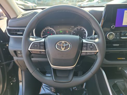 Used 2023 Toyota Highlander XLE AWD/4WD image 21