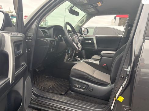 Used 2018 Toyota 4Runner SR5 AWD/4WD image 5