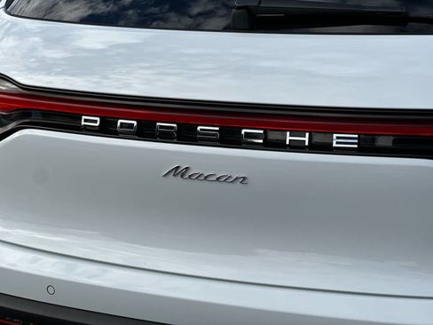 Certified 2025 Porsche Macan AWD/4WD image 31