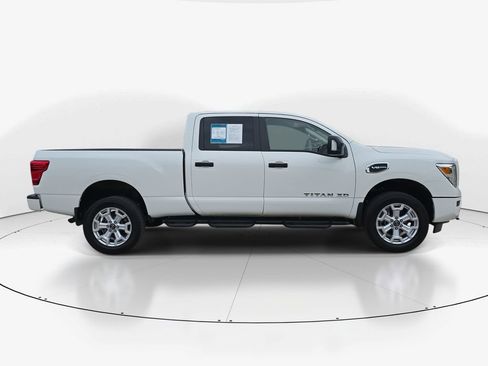 Used 2024 Nissan Titan SV w/ SV Convenience Package image 3