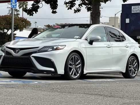 Used 2022 Toyota Camry XSE FWD image 8