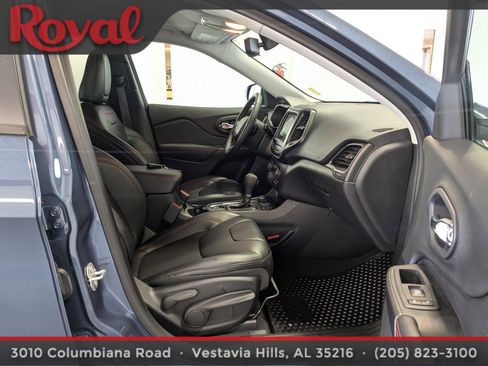 Used 2019 Jeep Cherokee Trailhawk image 8