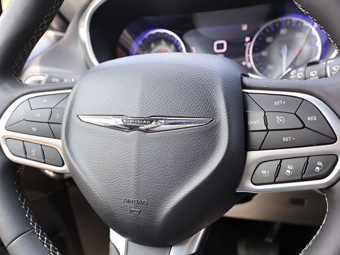 Used 2025 Chrysler Pacifica Select FWD image 23