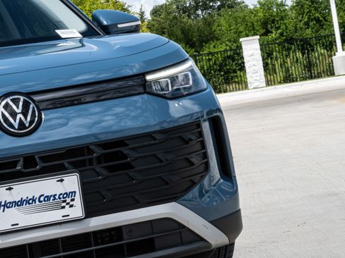 Used 2025 Volkswagen Tiguan SE FWD image 10